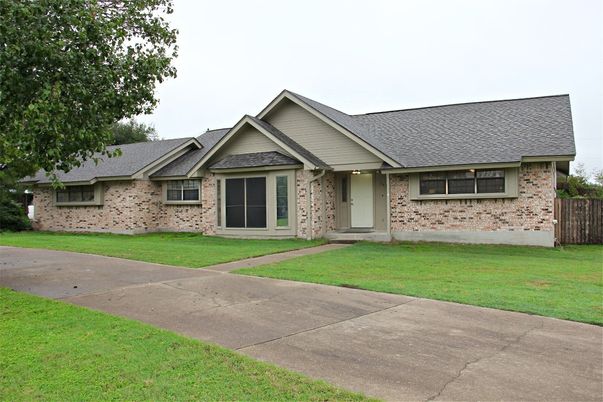 Exterior, Facade, Ranch