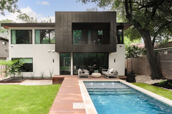 Backyard, Exterior, Facade, Pool, Modern