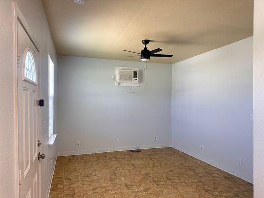 Empty room, Interior