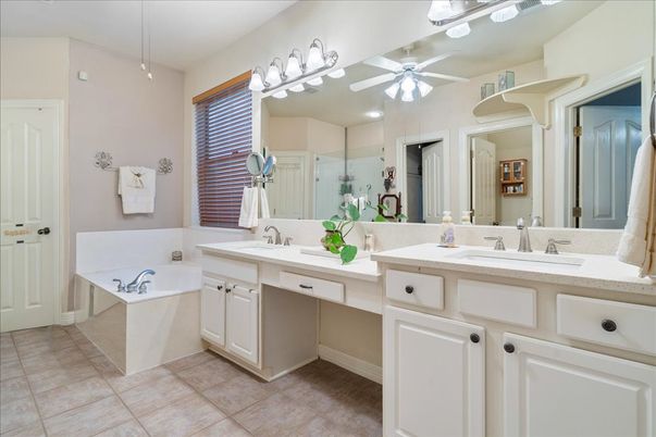 Bathroom, Dual Sink Vanities, Interior, Recessed Lighting