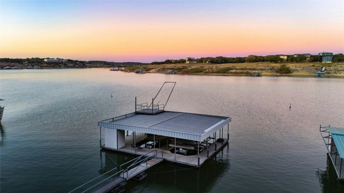 Exterior, Lake