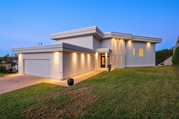 Attached, Backyard, Exterior, Facade, Modern