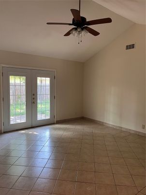 Empty room, Interior