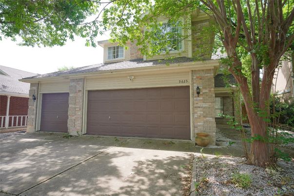 Attached, Exterior, Facade, Ranch