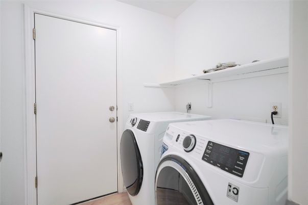 Interior, Washer, Wood Texture Flooring