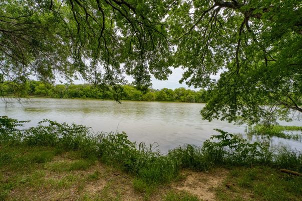 Exterior, Lake