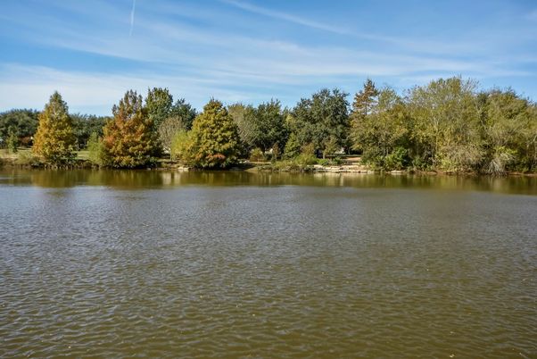 Exterior, Lake