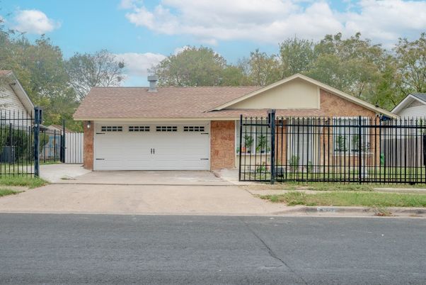 Attached, Exterior, Facade, Brick Facade, Ranch