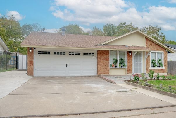 Attached, Exterior, Facade, Brick Facade, Ranch