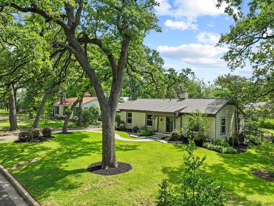 Backyard, Exterior, Facade, Brick Facade, Ranch
