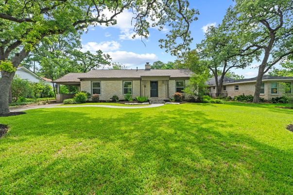 Backyard, Exterior, Facade, Brick Facade, Ranch