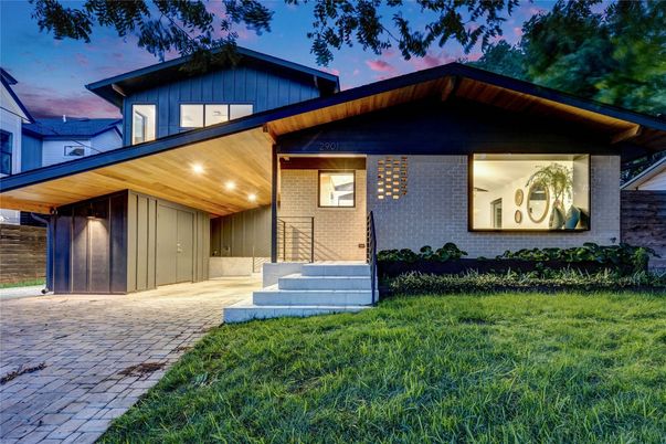 Exterior, Facade, Brick Facade, Ranch