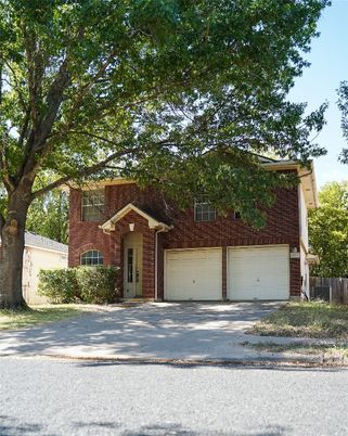 Attached, Exterior, Facade, Brick Facade, Georgian