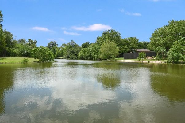 Exterior, Lake