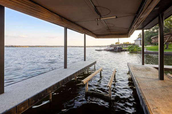 Exterior, Lake