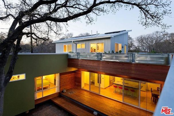 Exterior, Facade, Modern