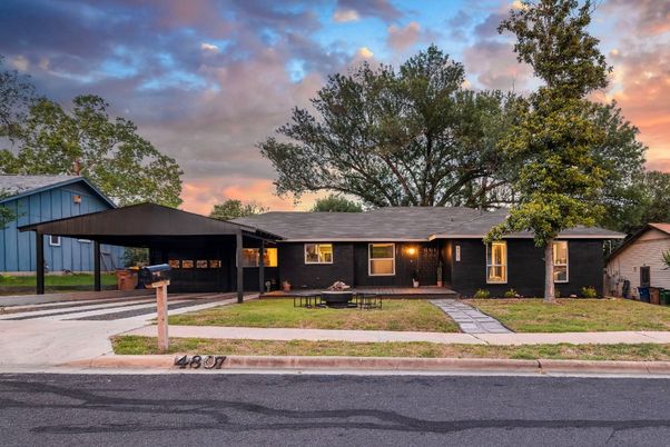 Backyard, Exterior, Facade, Ranch