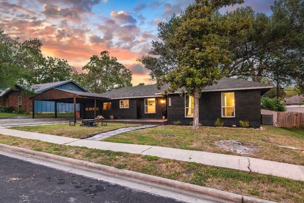 Backyard, Exterior, Facade, Ranch