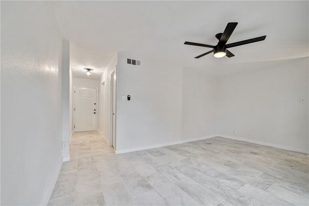 Empty room, Interior