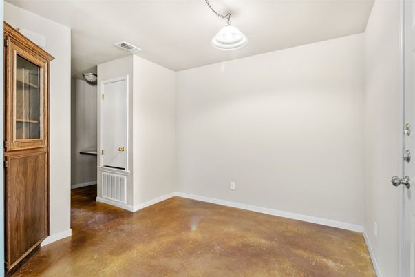 Empty room, Interior