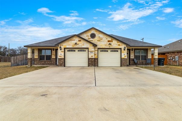Attached, Exterior, Facade, Ranch