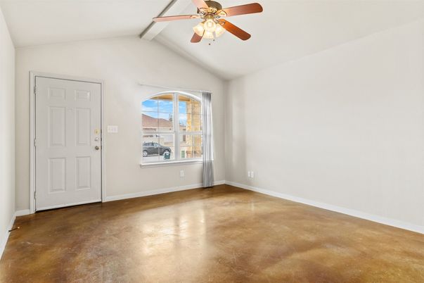 Empty room, Interior