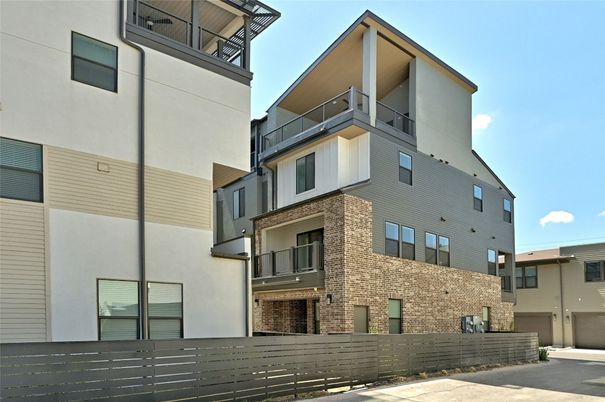 Exterior, Facade, Modern