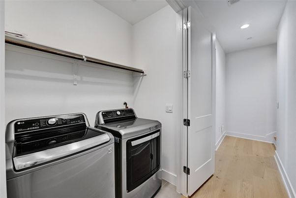 Interior, Recessed Lighting, Washer, Wood Texture Flooring