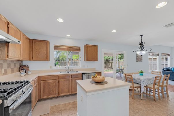 Dining room, Interior, Kitchen, Pendant Lights, Recessed Lighting, Stainless Steel Appliances