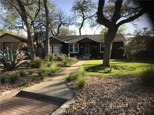 Backyard, Exterior, Facade, Ranch