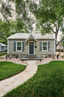 Exterior, Facade, Ranch