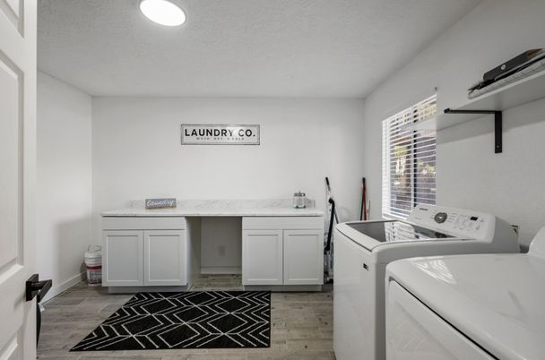 Interior, Recessed Lighting, Washer, Wood Texture Flooring
