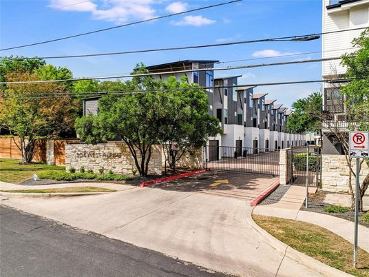 Exterior, Facade, Modern