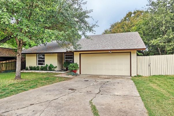 Attached, Exterior, Facade, Ranch