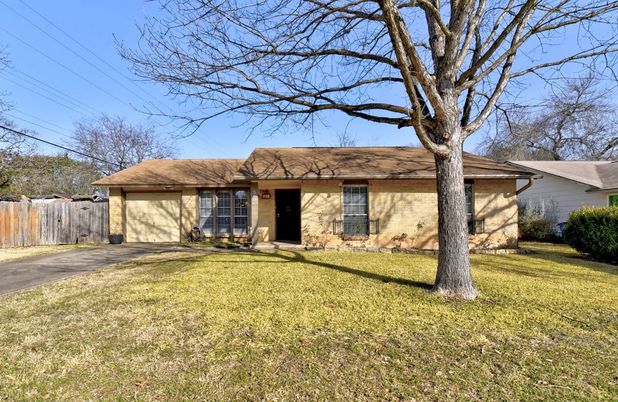 Backyard, Exterior, Facade, Brick Facade, Ranch