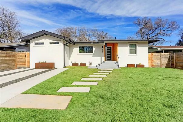Backyard, Exterior, Facade, Ranch