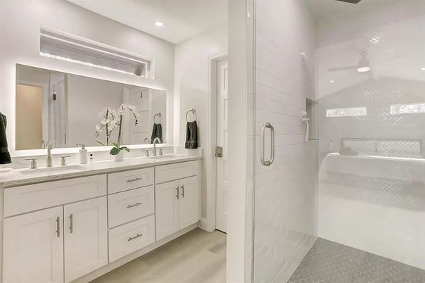 Bathroom, Dual Sink Vanities, Interior, Recessed Lighting