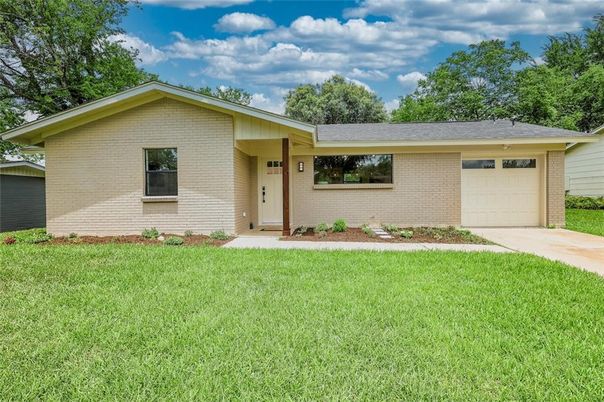 Attached, Backyard, Exterior, Facade, Brick Facade, Ranch