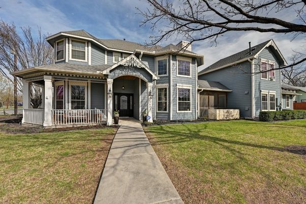 Exterior, Facade, Queen Anne Victorian