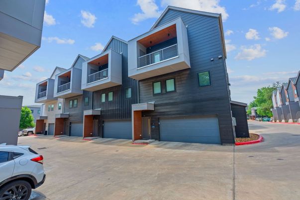 Attached, Exterior, Facade, Rowhouse