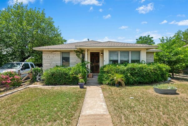 Exterior, Facade, Ranch