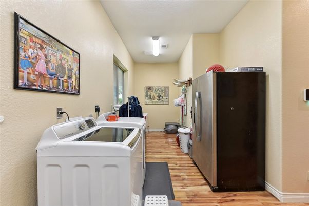 Interior, Washer, Wood Texture Flooring