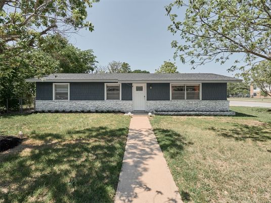 Backyard, Exterior, Facade, Ranch