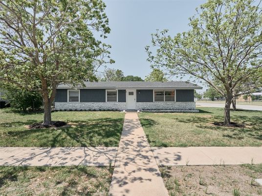 Backyard, Exterior, Facade, Ranch