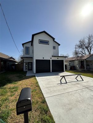 Attached, Exterior, Facade, Split Level