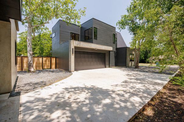 Attached, Exterior, Facade, None