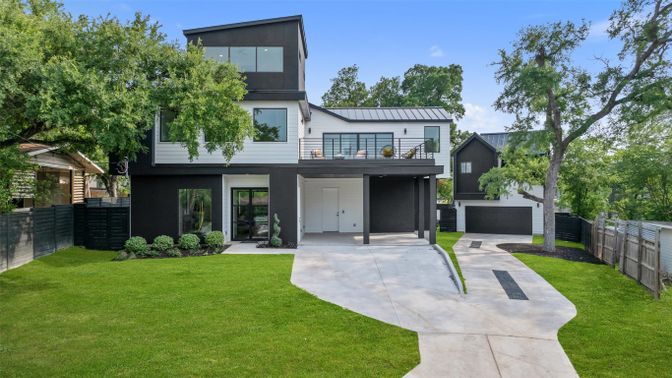 Attached, Backyard, Exterior, Facade, Modern