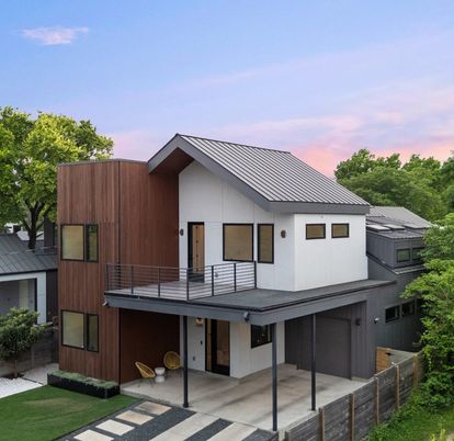 Exterior, Facade, Modern