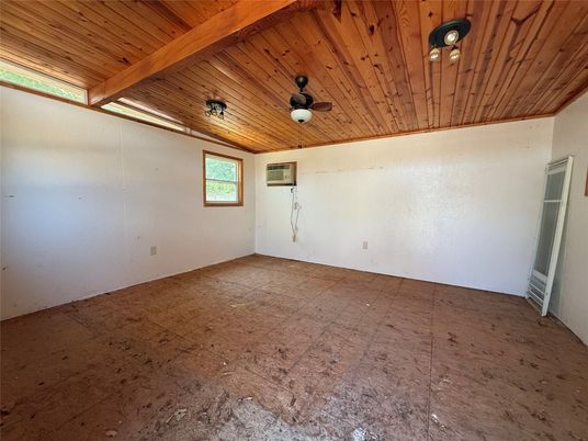 Empty room, Interior, Wooden Beams, Wooden Ceilings