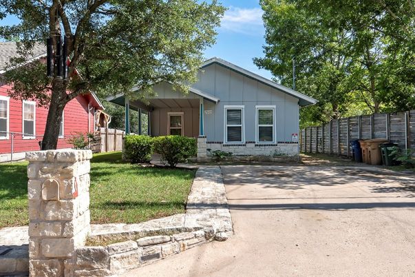 Exterior, Facade, Ranch